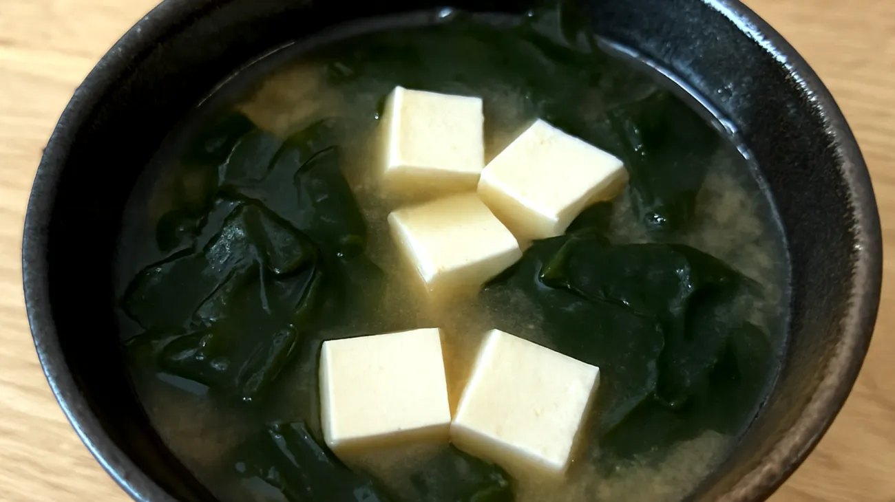 Zuppa di miso con alghe wakame e tofu"