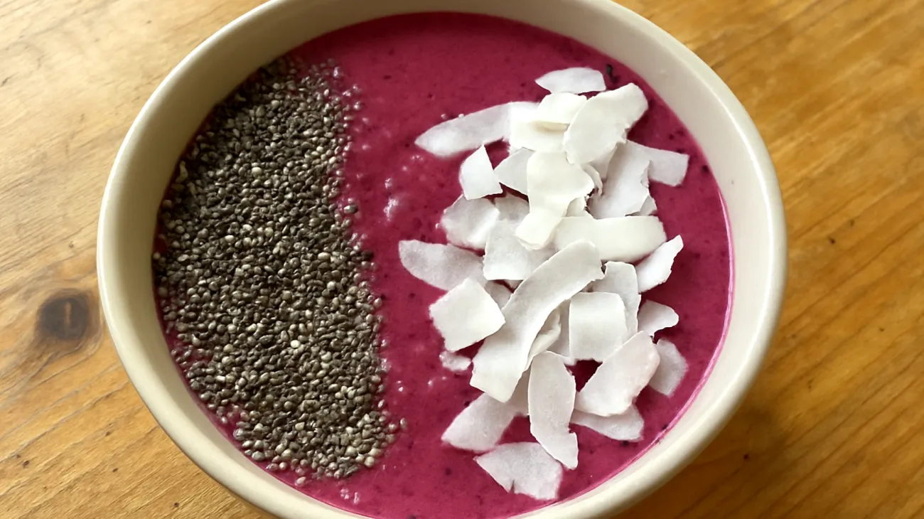 Smoothie bowl con semi di chia, spirulina e olio di cocco"