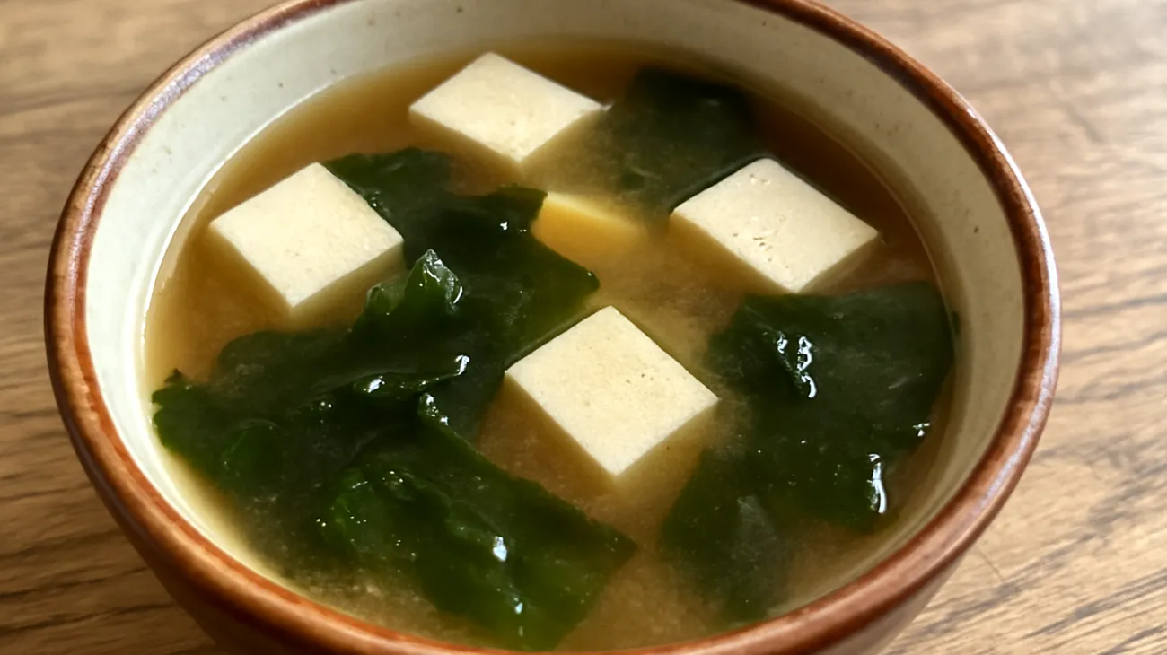 Zuppa di miso con alghe wakame e tofu"