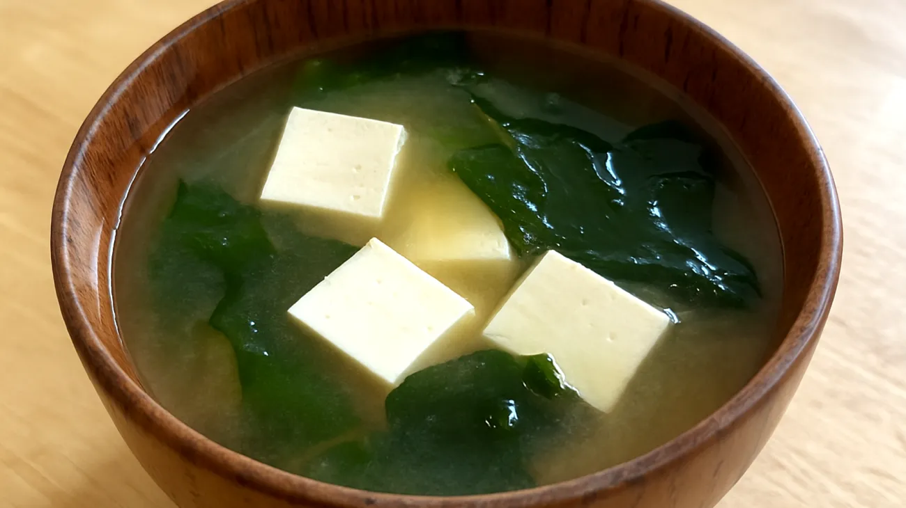 Zuppa di miso con wakame e tofu"
